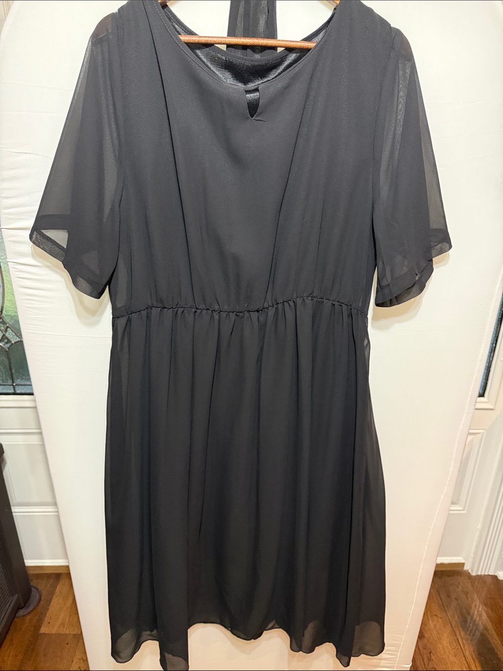 Classic Black Chiffon Midi Dress with Short Sleeves